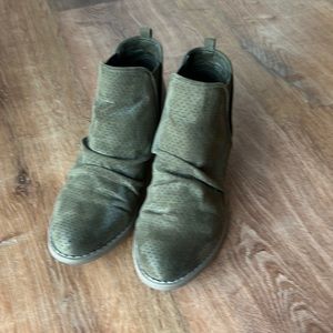 Olive green faux suede Report ankle boots - size 8